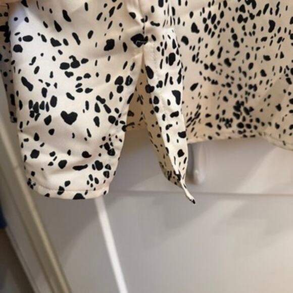 A New Day Women’s M Black White Abstract Dot Button Down Blouse Workwear Animal - Picture 9 of 10
